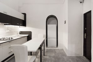 City Suite, Kitchen, Courtyard Area | Private kitchen | Stovetop, cookware/dishes/utensils - Odessa Rent Service Apartments (Odesa)