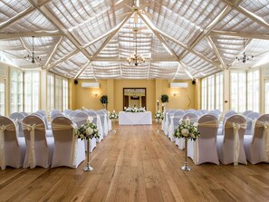 زفاف داخل الفندق