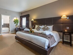 أغطية فراش متميزة ومكتب ومكواة/لوح كي وأسرّة قابلة للطي