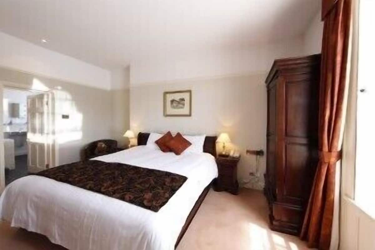 Standard-Doppelzimmer | Hochwertige Bettwaren, Schreibtisch, Bügeleisen/Bügelbrett