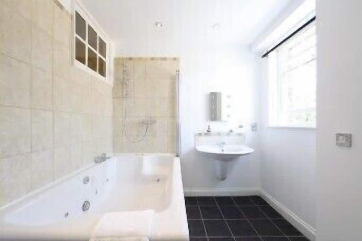 Classic-Doppelzimmer | Badezimmer | Kostenlose Toilettenartikel, Haartrockner