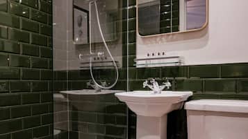 Habitació doble estàndard, 1 llit doble | Bany | Dutxa, articles de tocador gratuïts, assecador de cabells i tovalloles