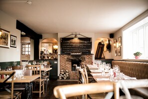 Lunch and dinner served, British cuisine