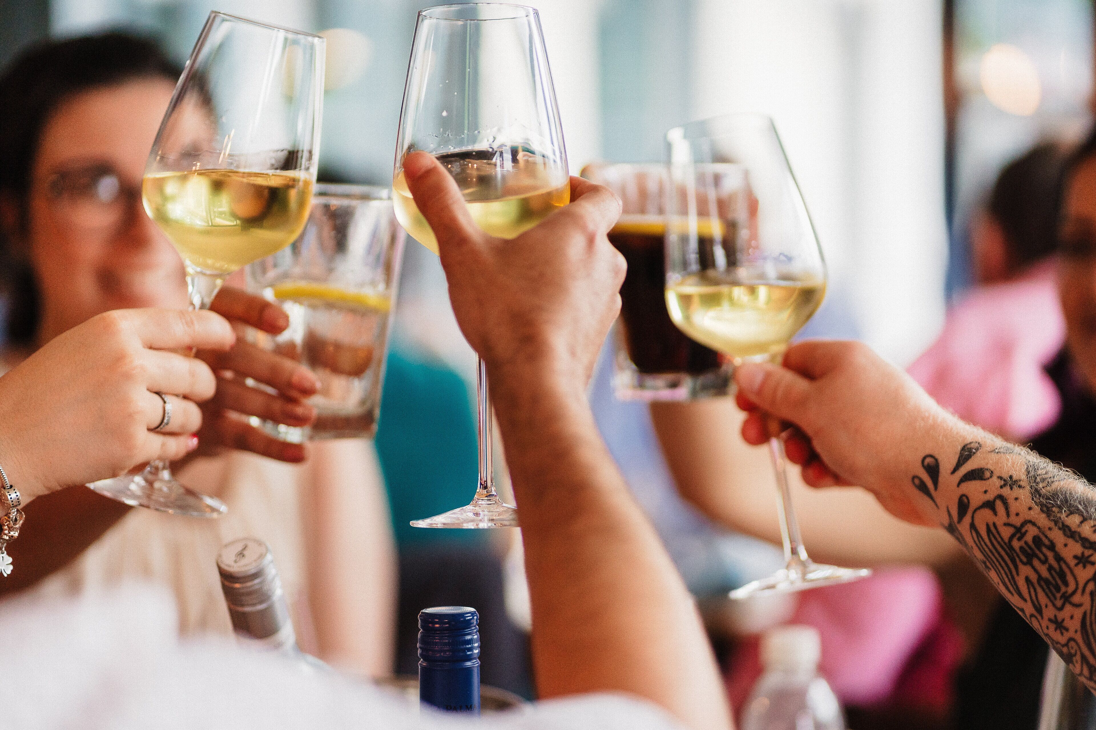 Un grupo de personas brindando con copas de vino.