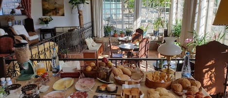 Free daily self-serve breakfast