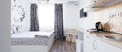Comfort Studio, 1 Double Bed, Kitchen | Pillow-top beds, individually decorated, iron/ironing board, free WiFi