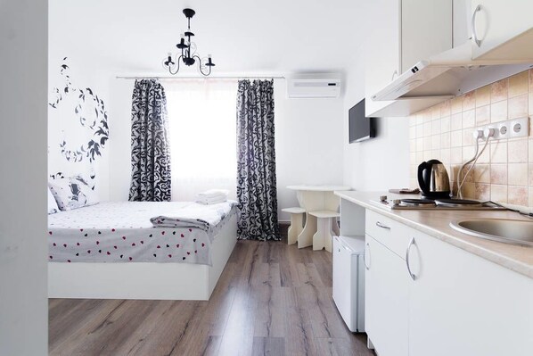 Comfort Studio, 1 Double Bed, Kitchen | Pillowtop beds, individually decorated, iron/ironing board, free WiFi - Odessa Rent Service Apartments at Sea-side (Odesa)