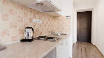 Comfort Studio, 1 Double Bed, Kitchen | Private kitchenette | Fridge, stovetop, electric kettle, cookware/dishes/utensils