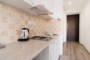 Comfort Studio, 1 Double Bed, Kitchen | Private kitchenette | Fridge, stovetop, electric kettle, cookware/dishes/utensils - Odessa Rent Service Apartments at Sea-side (Odesa)