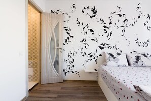 Studio – comfort, 1 dobbeltseng, kjøkken | Senger med overmadrass, individuelt dekorert og strykejern/-brett