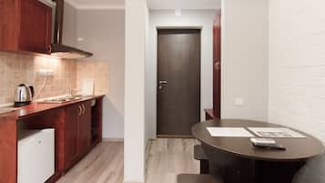 Quarto standard | Cozinha americana privada | Geladeira, cooktop, chaleira elétrica
