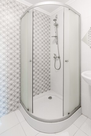 Studio Confort, 1 lit double, cuisine | Douche de la salle de bain