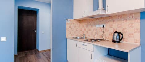 Comfort-studio, 1 parisänky, keittiö | Yksityinen keittonurkkaus | Jääkaappi, liesi, vedenkeitin, keittoastiat/astiat/ruokailuvälineet
