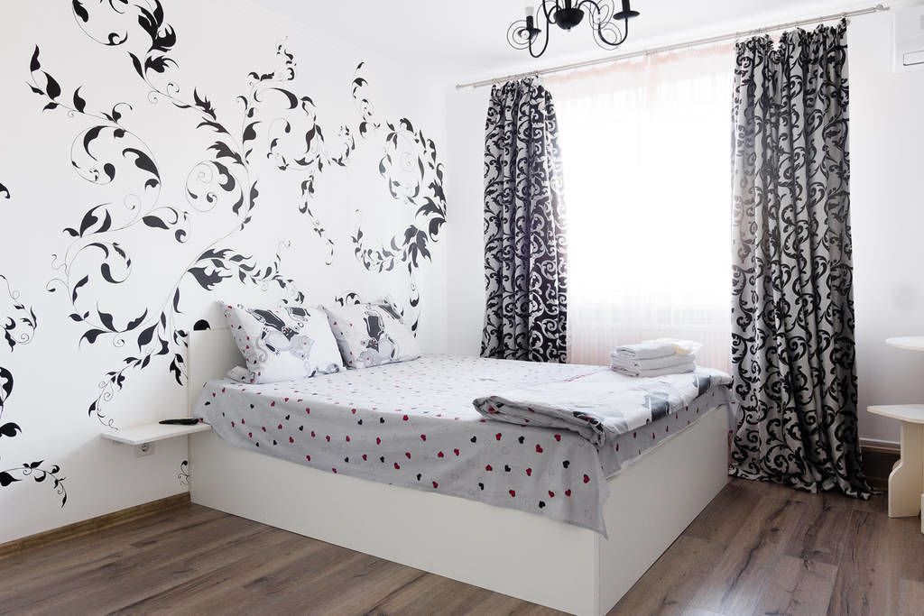 Studio Confort, 1 lit double, cuisine | Surmatelas, décoration personnalisée, fer et planche à repasser