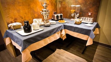 Daily continental breakfast (EUR 13 per person)