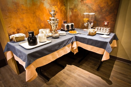 Daily continental breakfast (EUR 13 per person)