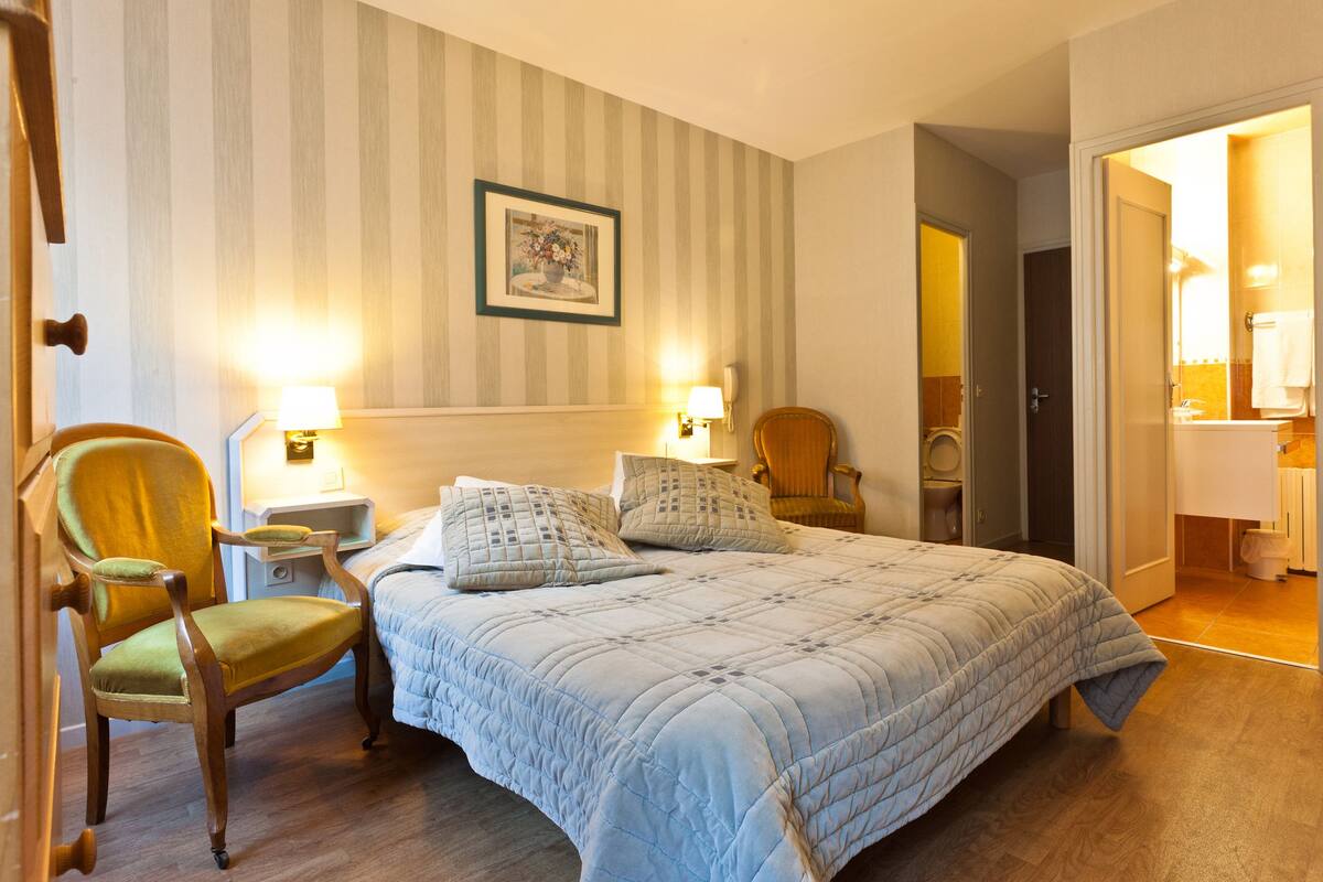 comfort double room | bathroom | shower, towels