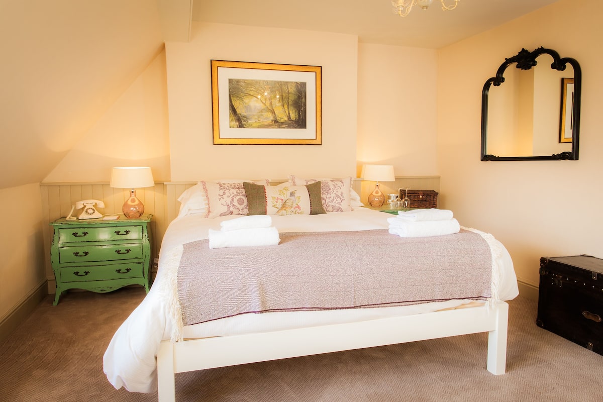 Comfy Double Room | Premium bedding, individually decorated, individually furnished, desk
