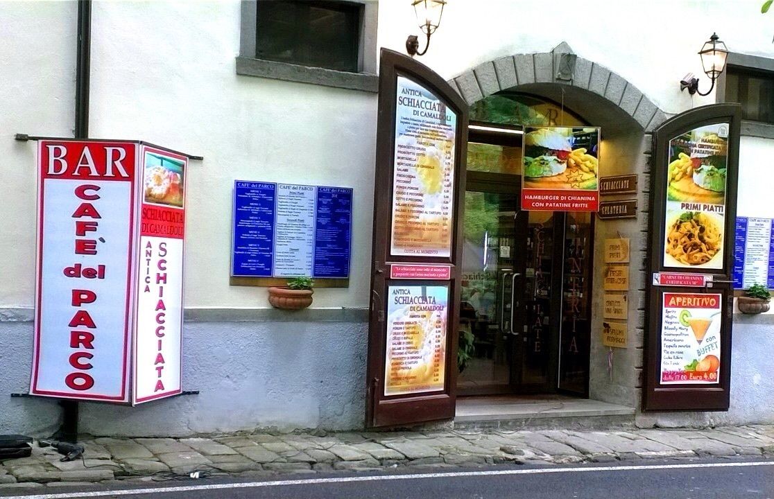 garden views, serves breakfast, lunch and happy hour