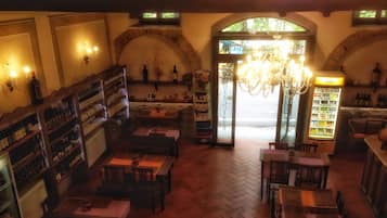 Garden views, serves breakfast, lunch and happy hour