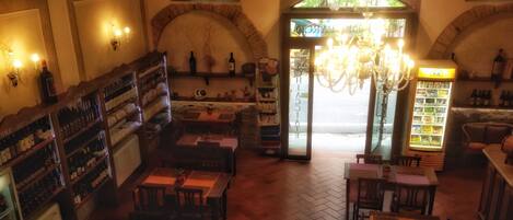 Garden views, serves breakfast, lunch and happy hour