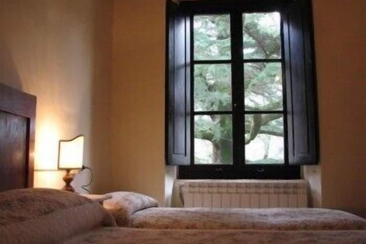 triple room | down duvets, desk, cots/infant beds, rollaway beds