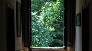 A narrow hallway with a window, a chair, and a small table. - Locanda dei Baroni (Poppi)