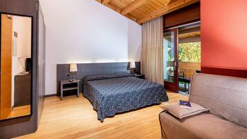 Minibar, in-room safe, desk, free WiFi