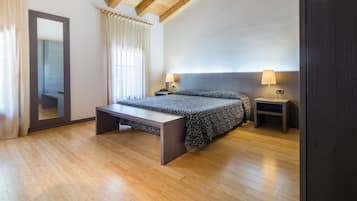 Familiekamer | Een kluis op de kamer, een bureau, gratis wifi, beddengoed