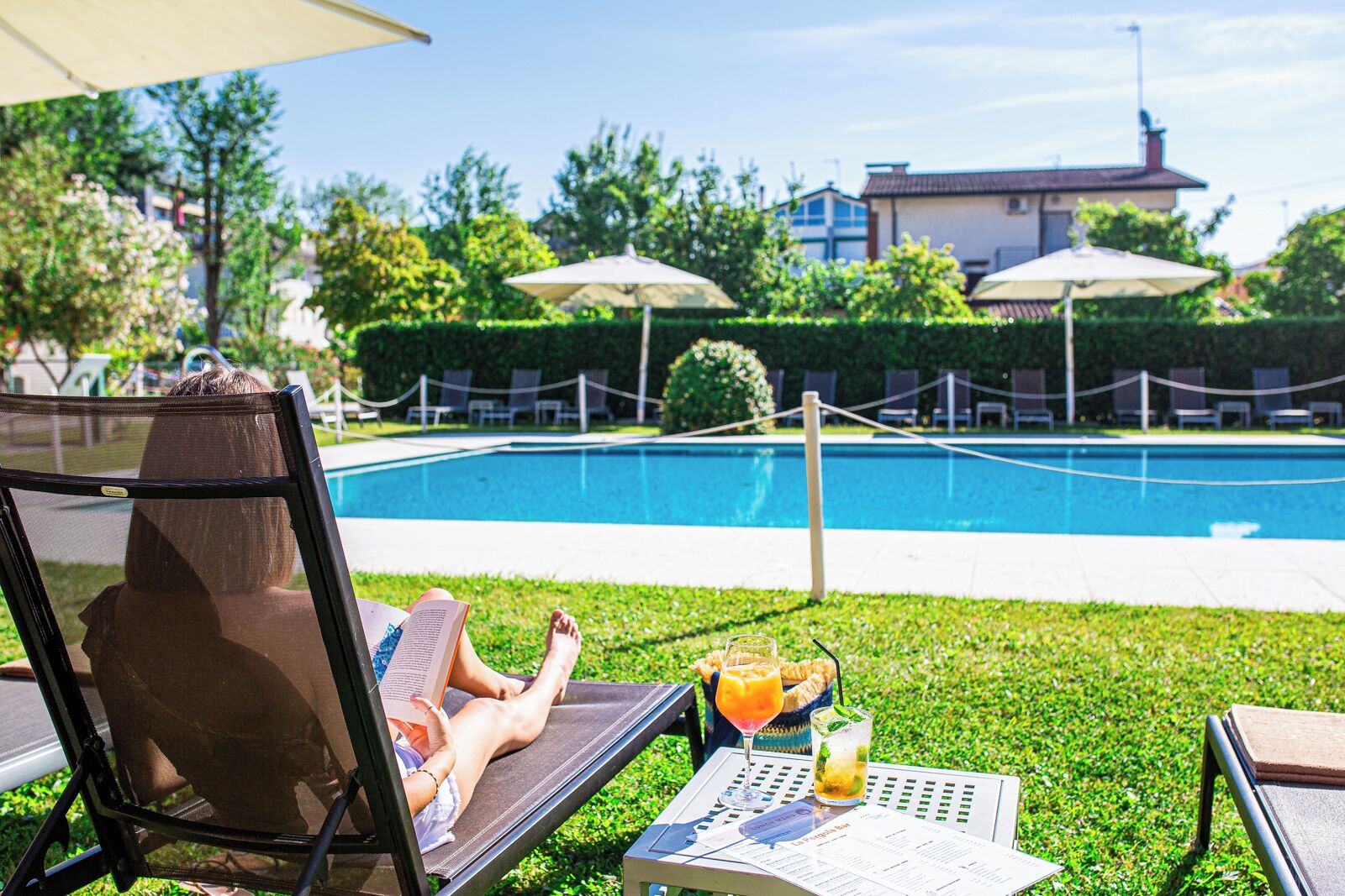 Sæsonbestemt udendørs pool, åben fra kl. 09.00 til kl. 19.30, parasoller