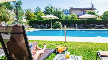 Sæsonbestemt udendørs pool, åben fra kl. 09.00 til kl. 19.30, parasoller