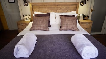 Luxury Double Room | Desk, iron/ironing board, free WiFi, bed sheets