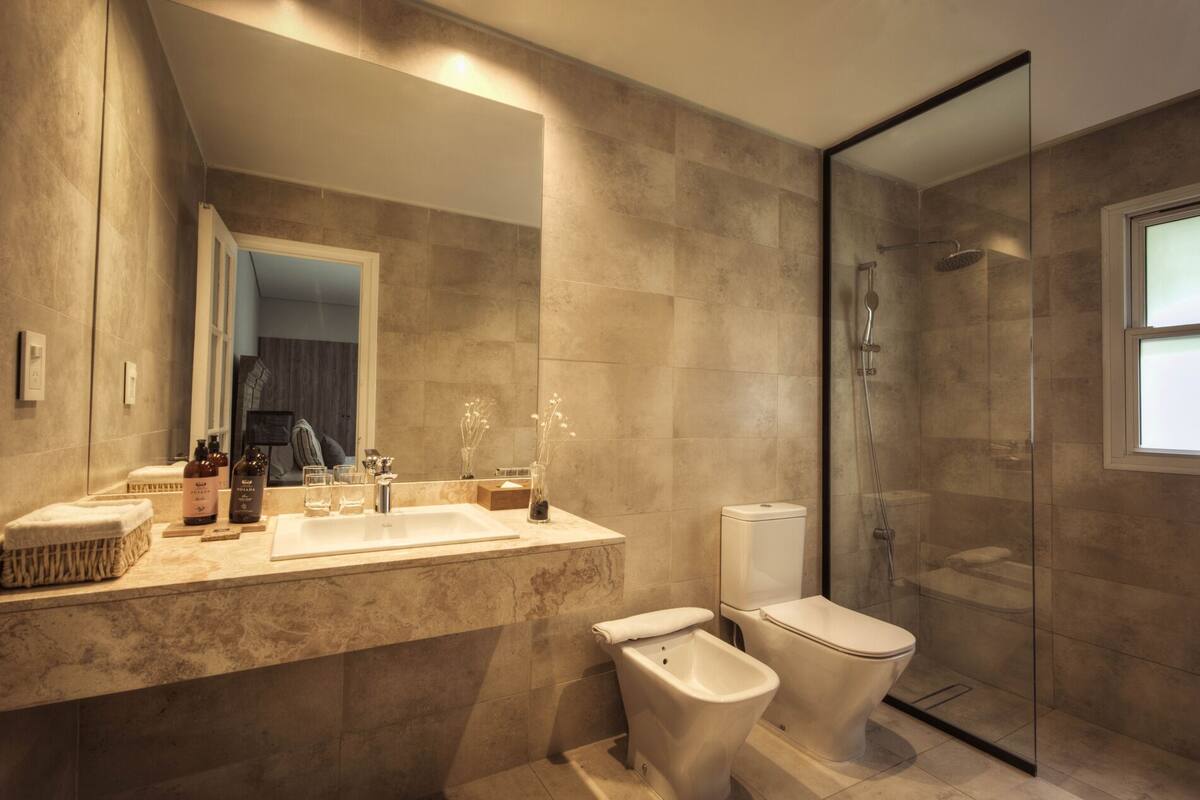 standard room | premium bedding, down duvets, pillow-top beds, in-room safe