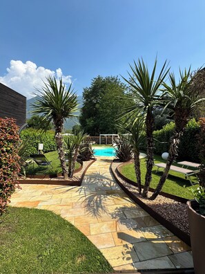 Una piscina al aire libre de temporada (de 09:00 a 21:00), sombrillas