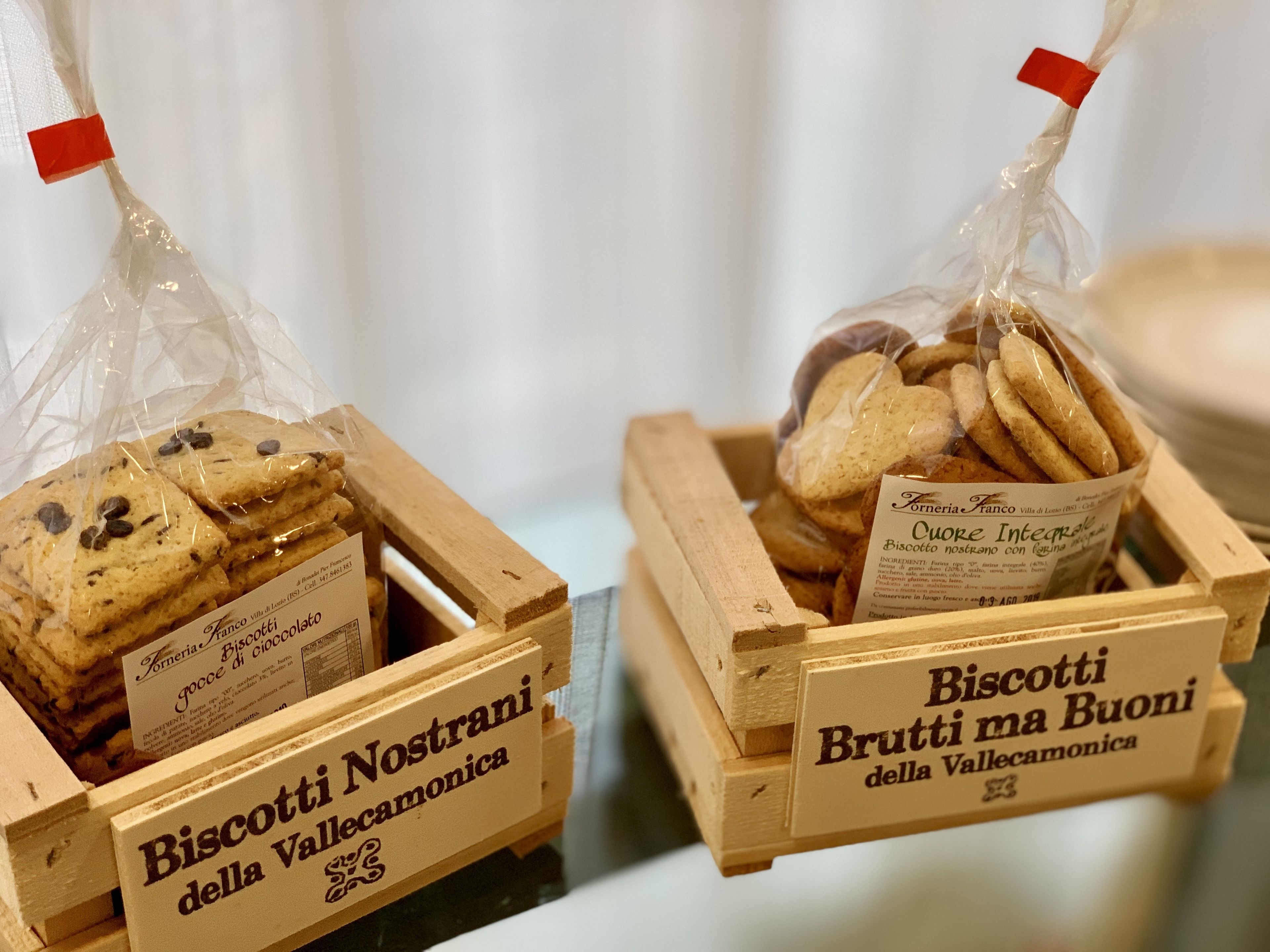 Dos cajas de madera etiquetadas con diferentes tipos de galletas.