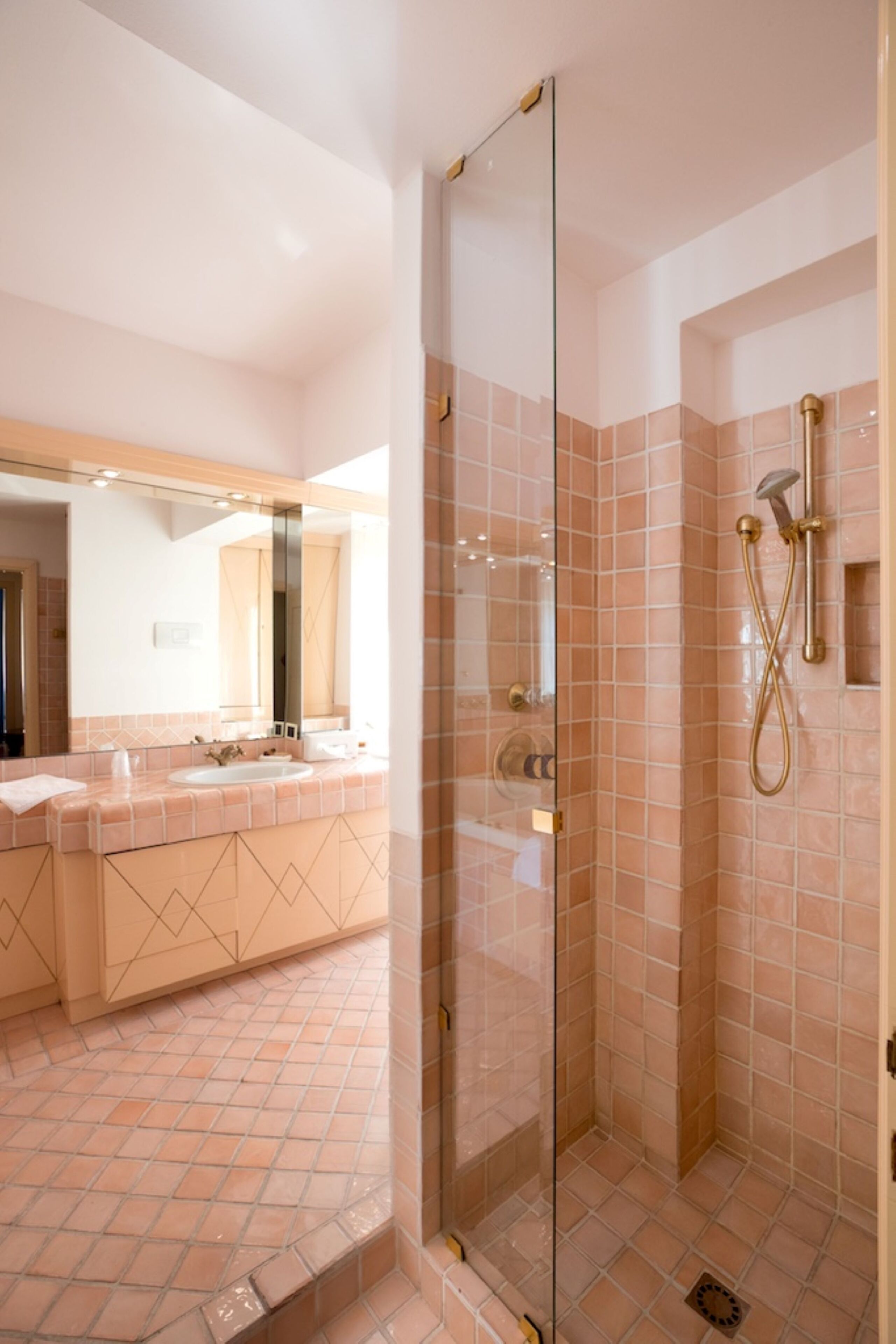 junior suite, hot tub | 1 bedroom, minibar, in-room safe, desk