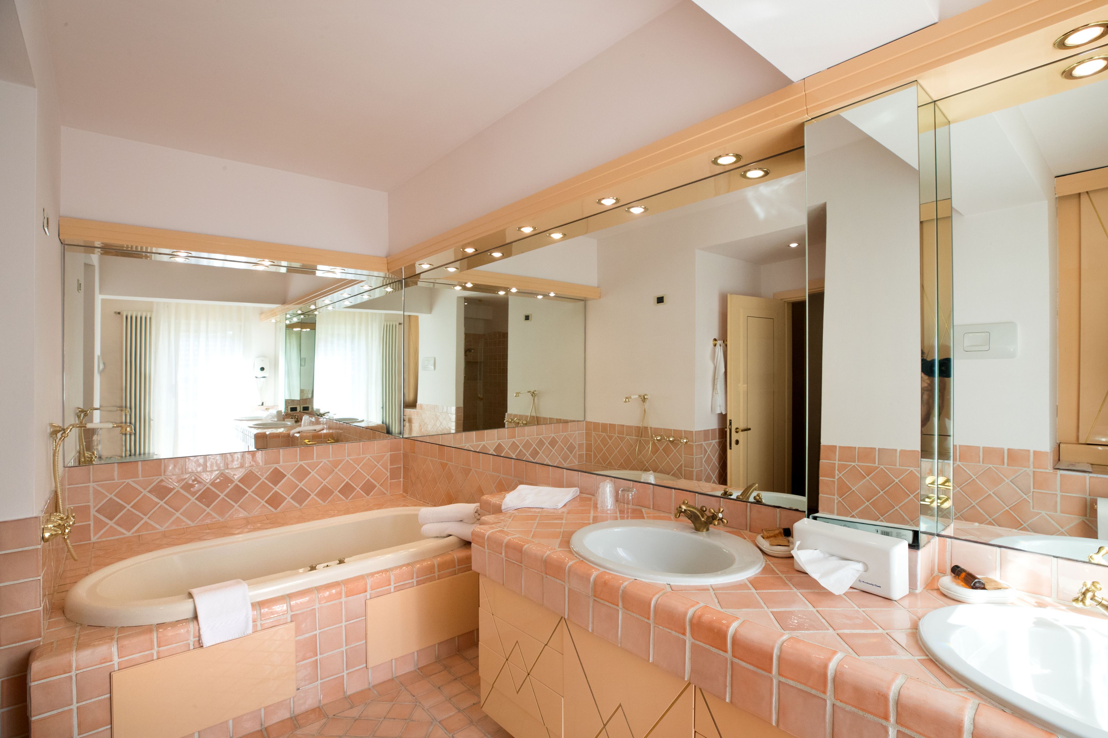 junior suite, hot tub | bathroom | shower, free toiletries, hair dryer, bidet