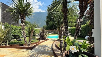 Piscine extérieure (ouverte en saison), parasols de plage