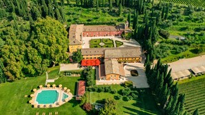 An aerial view of a large estate with a swimming pool, multiple buildings, and extensive greenery. - Villa Cordevigo  (Cavaion Veronese)