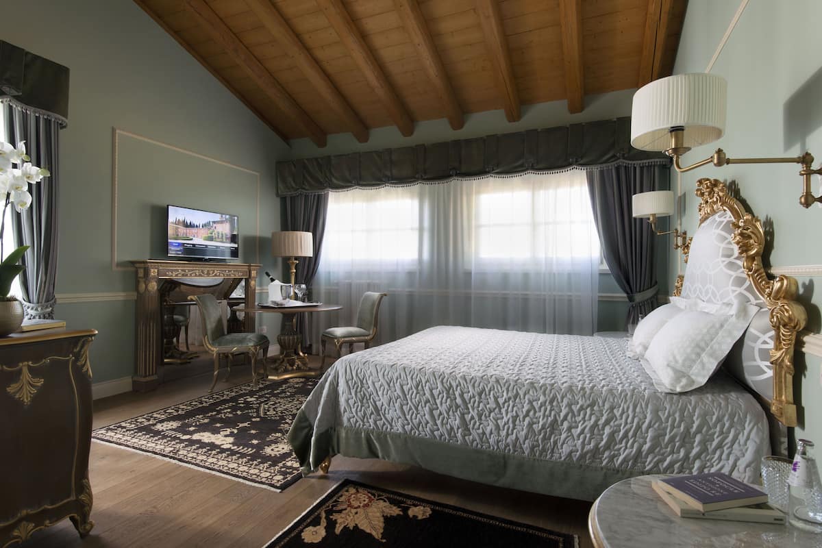 Luxury Room | Minibar, in-room safe, individually decorated, individually furnished