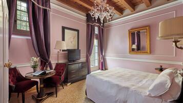 Minibar, caja de seguridad en la habitación y decoración personalizada