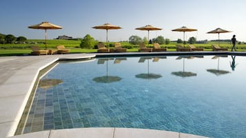 Piscine extérieure, parasols de plage, chaises longues