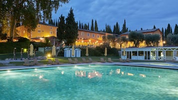 Outdoor pool, pool umbrellas, sun loungers