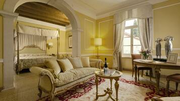 Minibar, in-room safe, individually decorated, individually furnished
