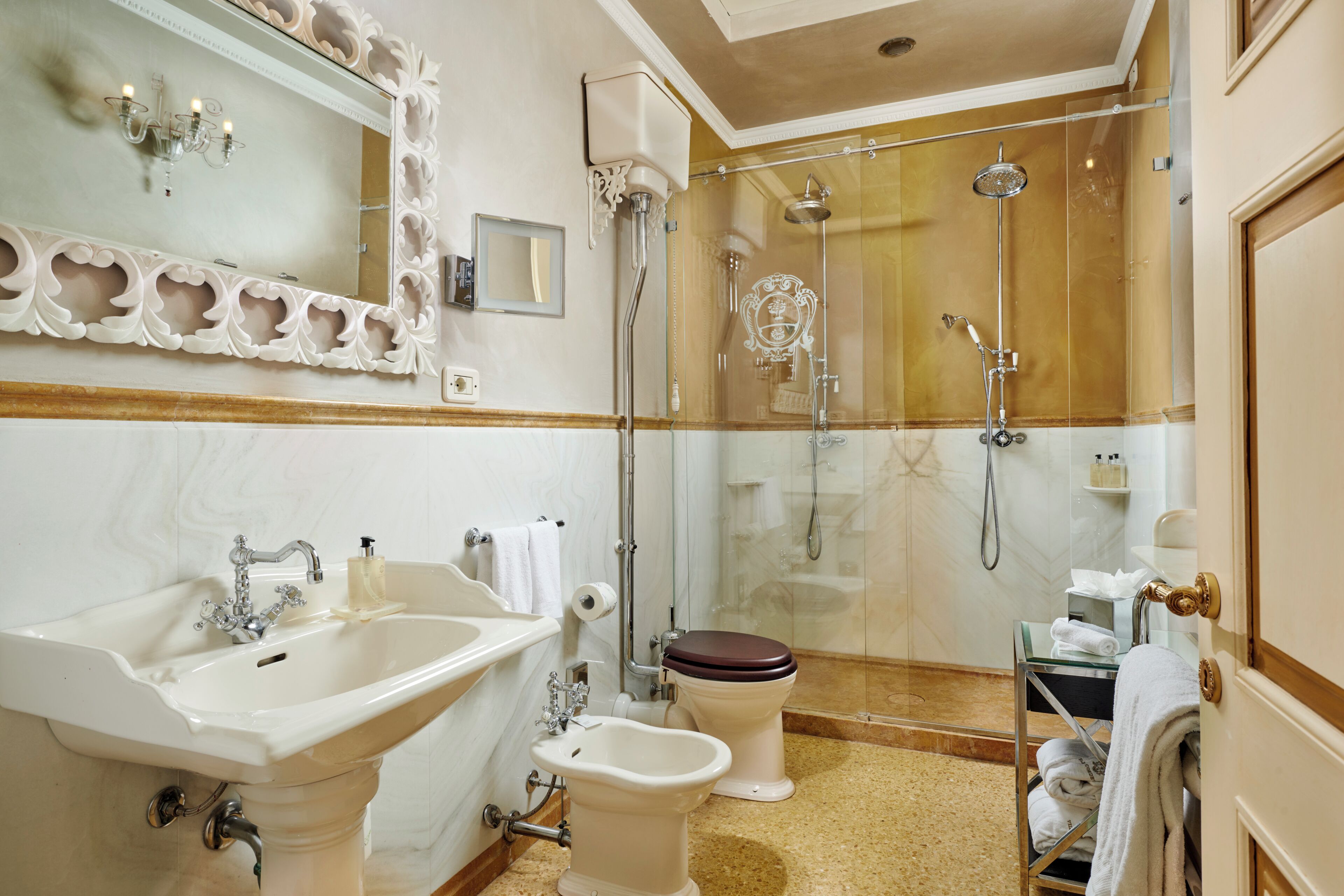 Ein Badezimmer mit Waschbecken, Toilette und Dusche.
