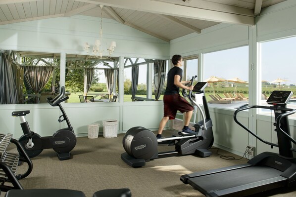 A gym with treadmills, stationary bikes, and exercise equipment. - Villa Cordevigo (Cavaion Veronese)