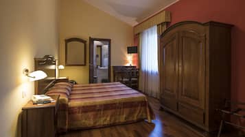 Triple Room | Down duvets, in-room safe, desk, free WiFi