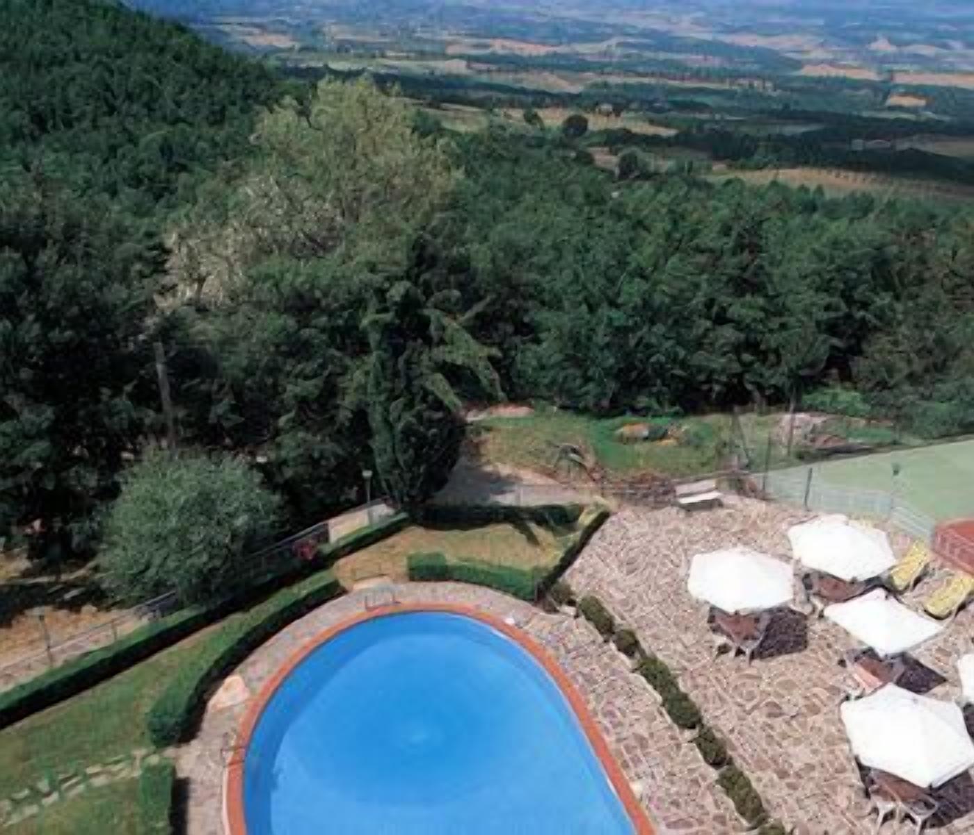 Piscine extérieure, parasols de plage, chaises longues