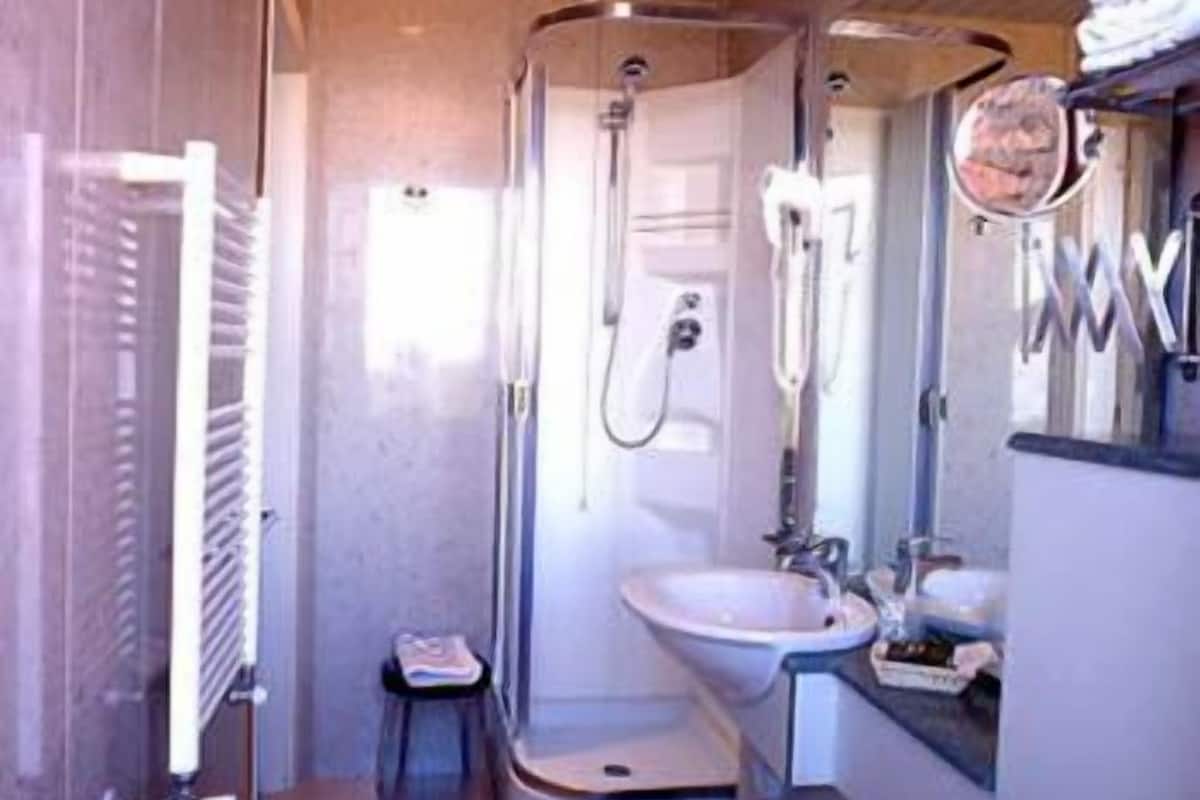 shower, free toiletries, hair dryer, bidet