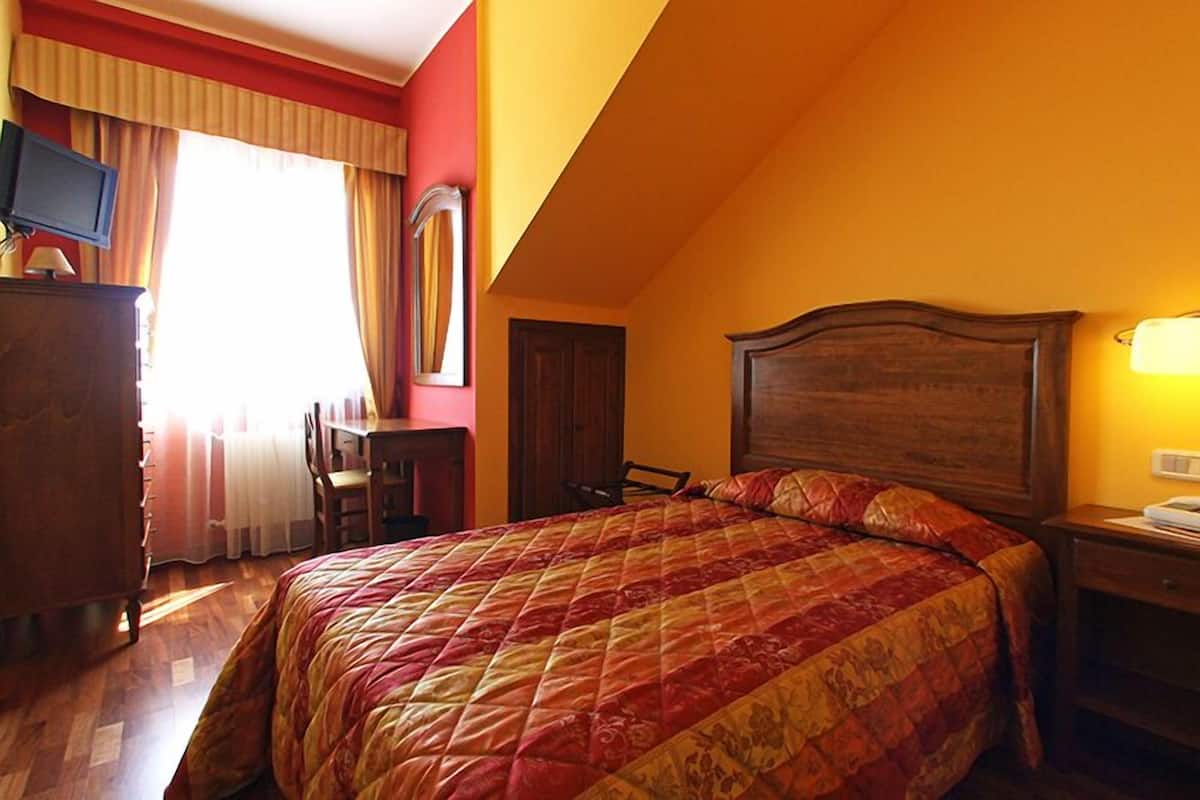 Single Room | Down duvets, in-room safe, desk, free WiFi